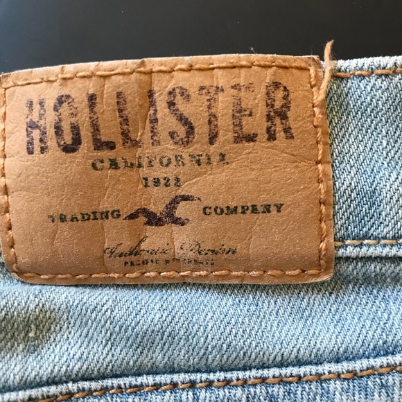 HOLLISTER - light wash skinny jeans w small rips - Picture 5 of 5